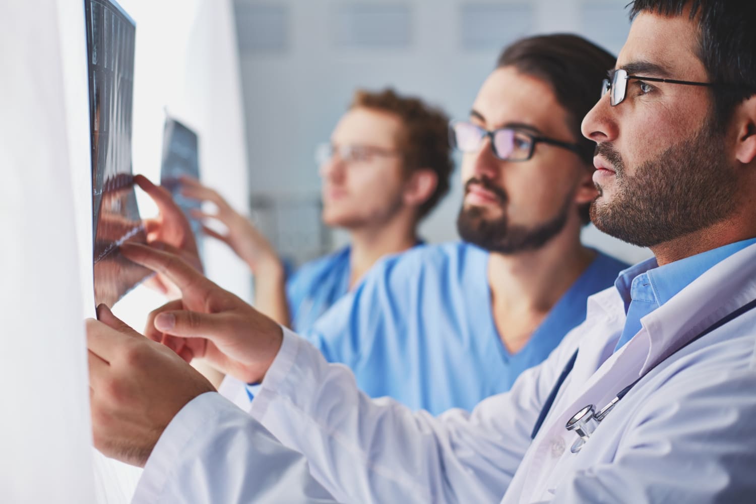 Doctores analizando estudios de rayos x